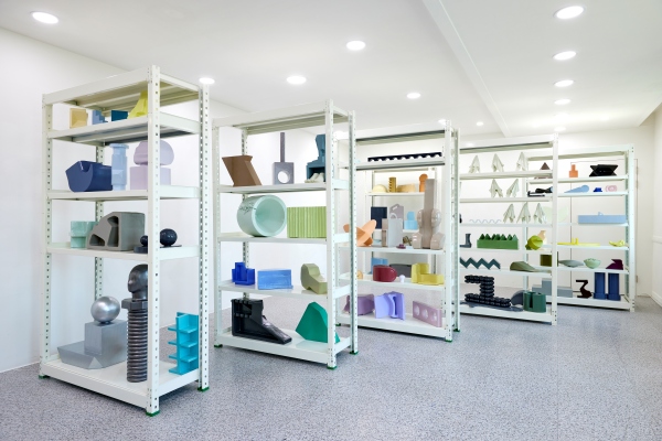 디 아티팩트 : 알파벳 o층부터 z층까지 존재하는 artifact 목록들_installation view 1