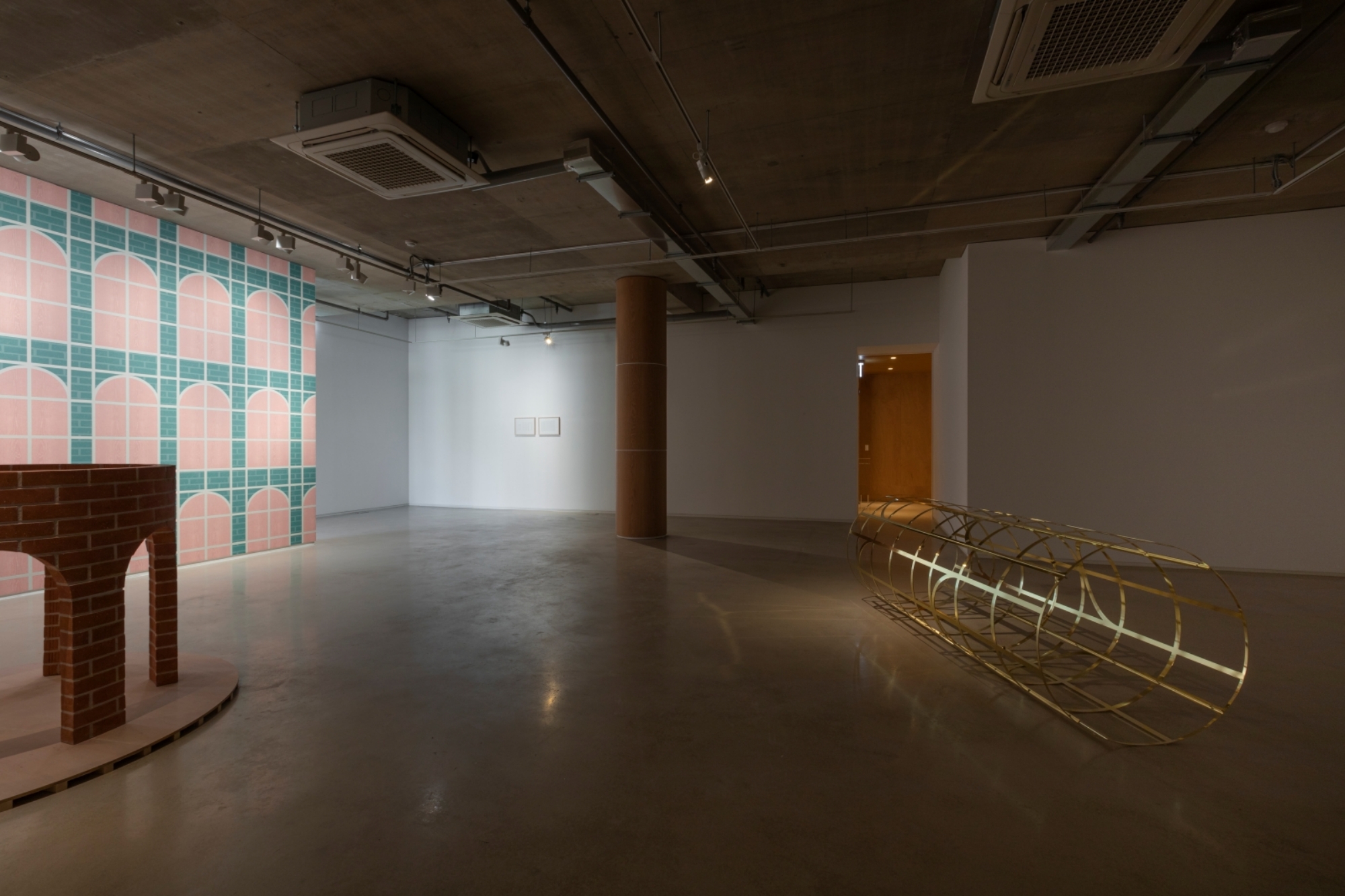 Jonggeon Lee : Three pillars and a wall