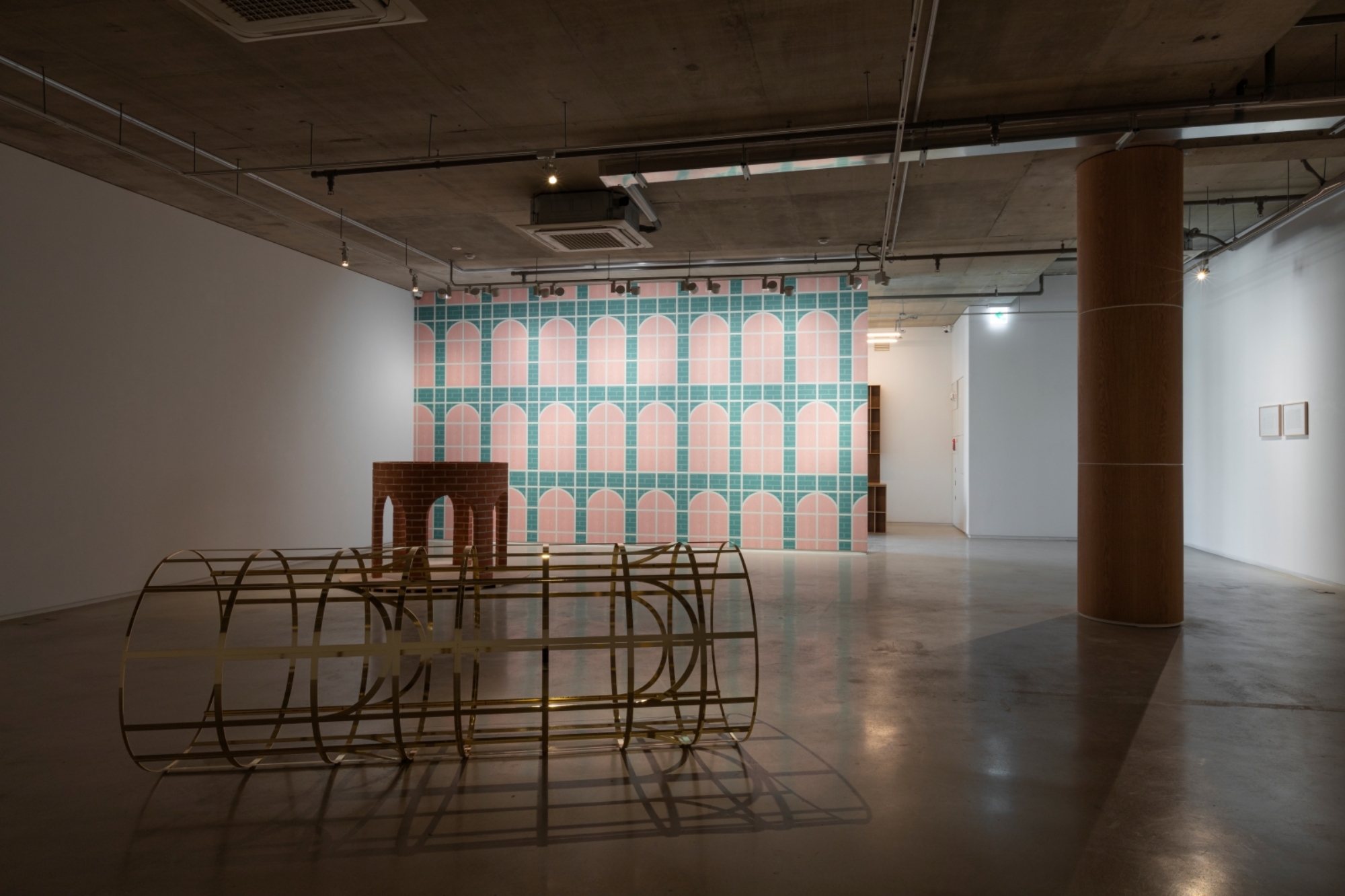 Jonggeon Lee : Three pillars and a wall