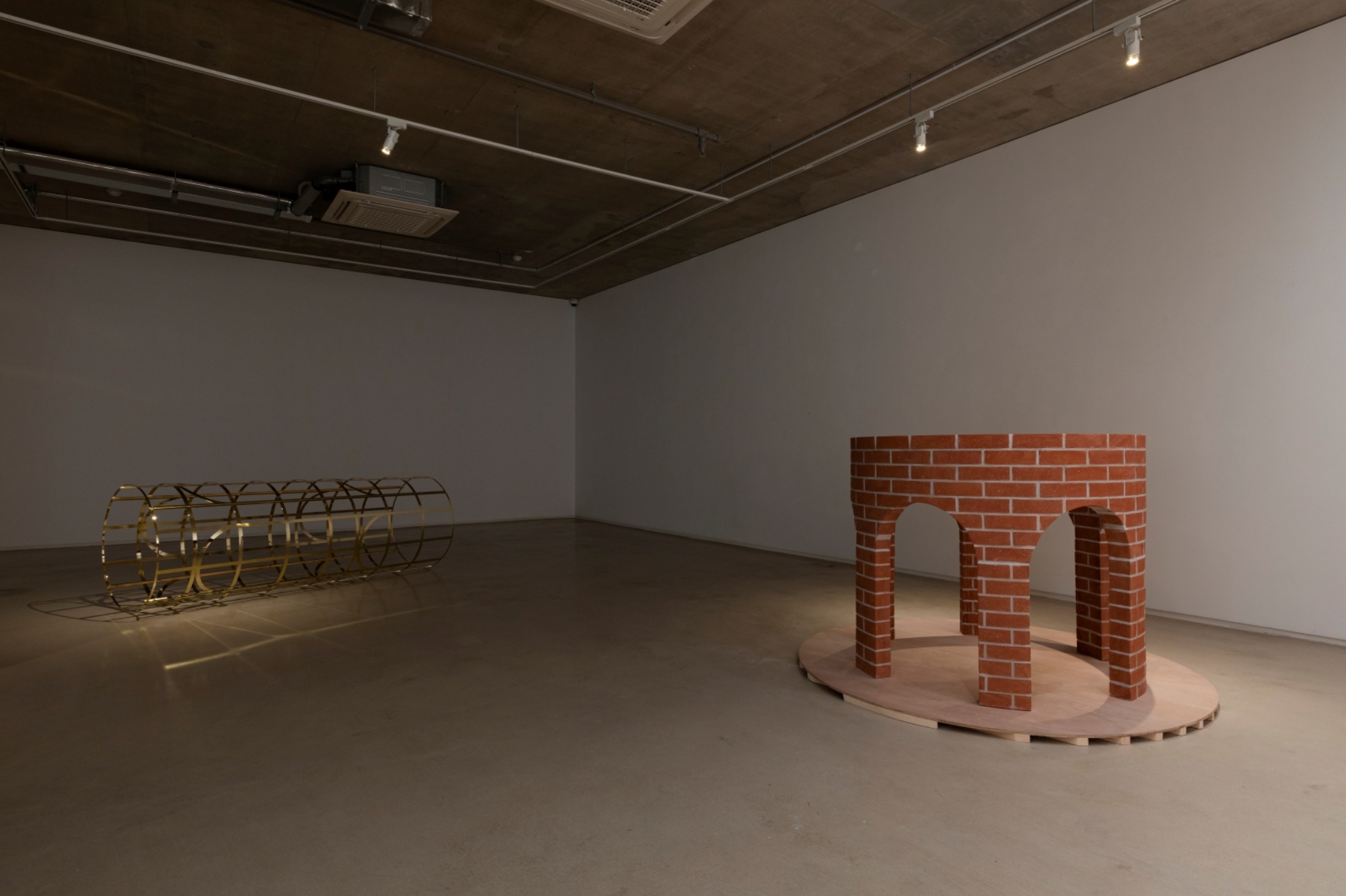 Jonggeon Lee : Three pillars and a wall