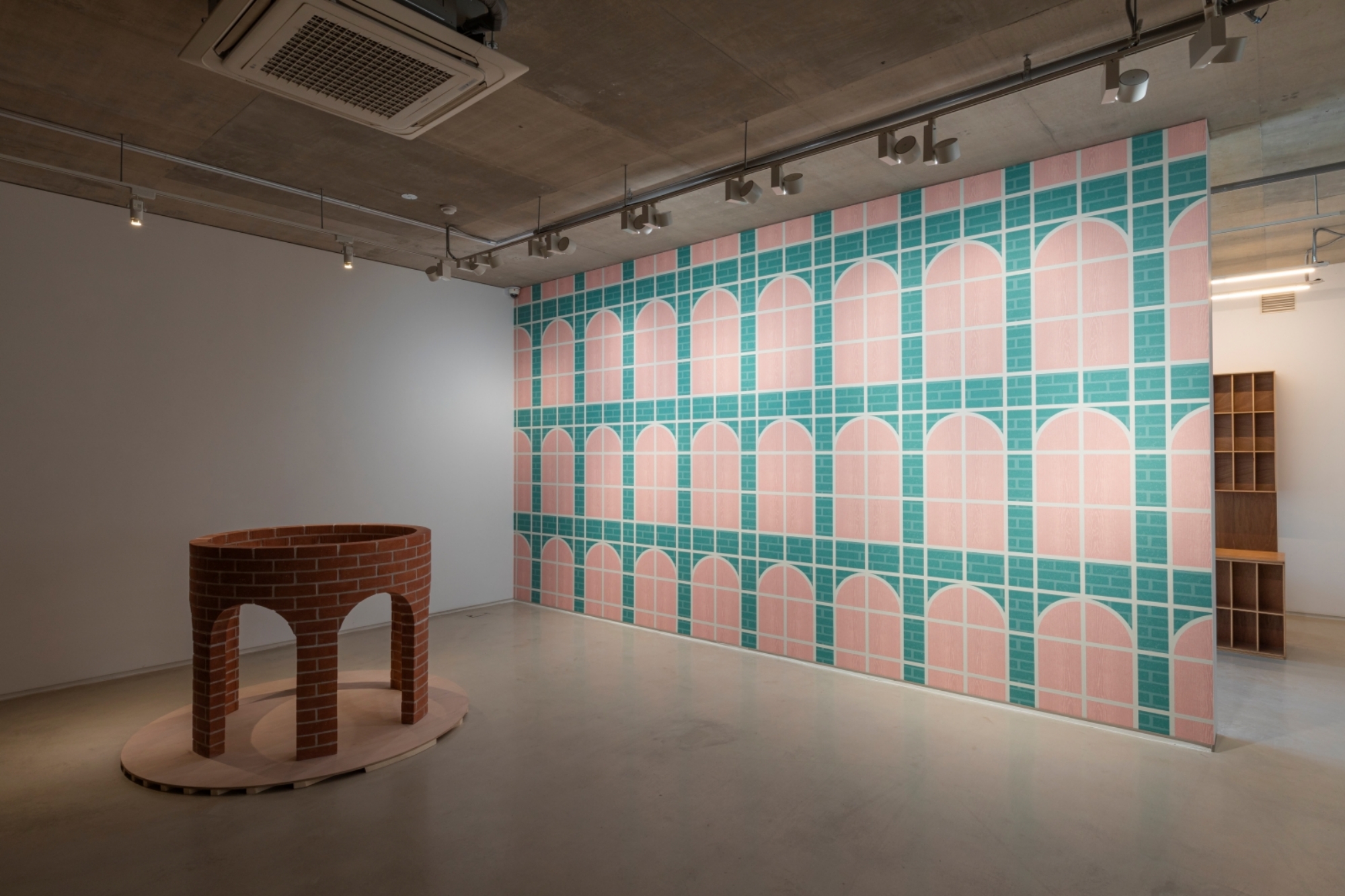 Jonggeon Lee : Three pillars and a wall