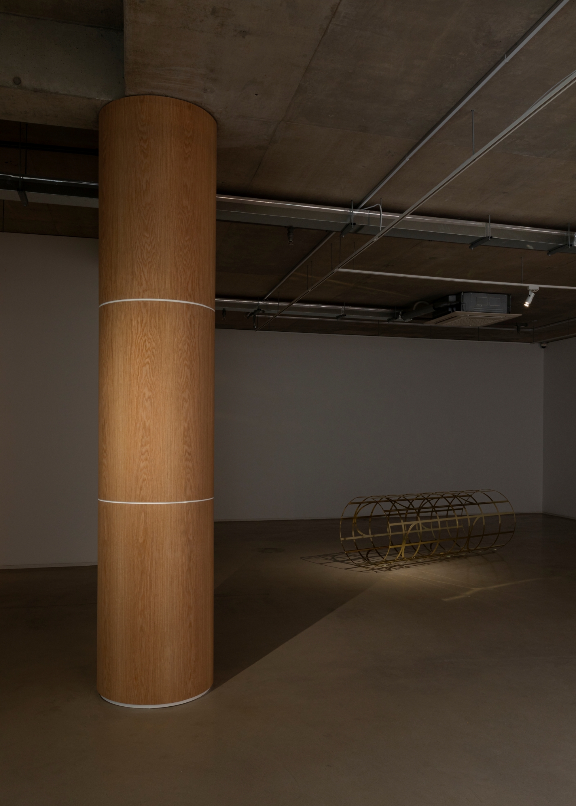 Jonggeon Lee : Three pillars and a wall