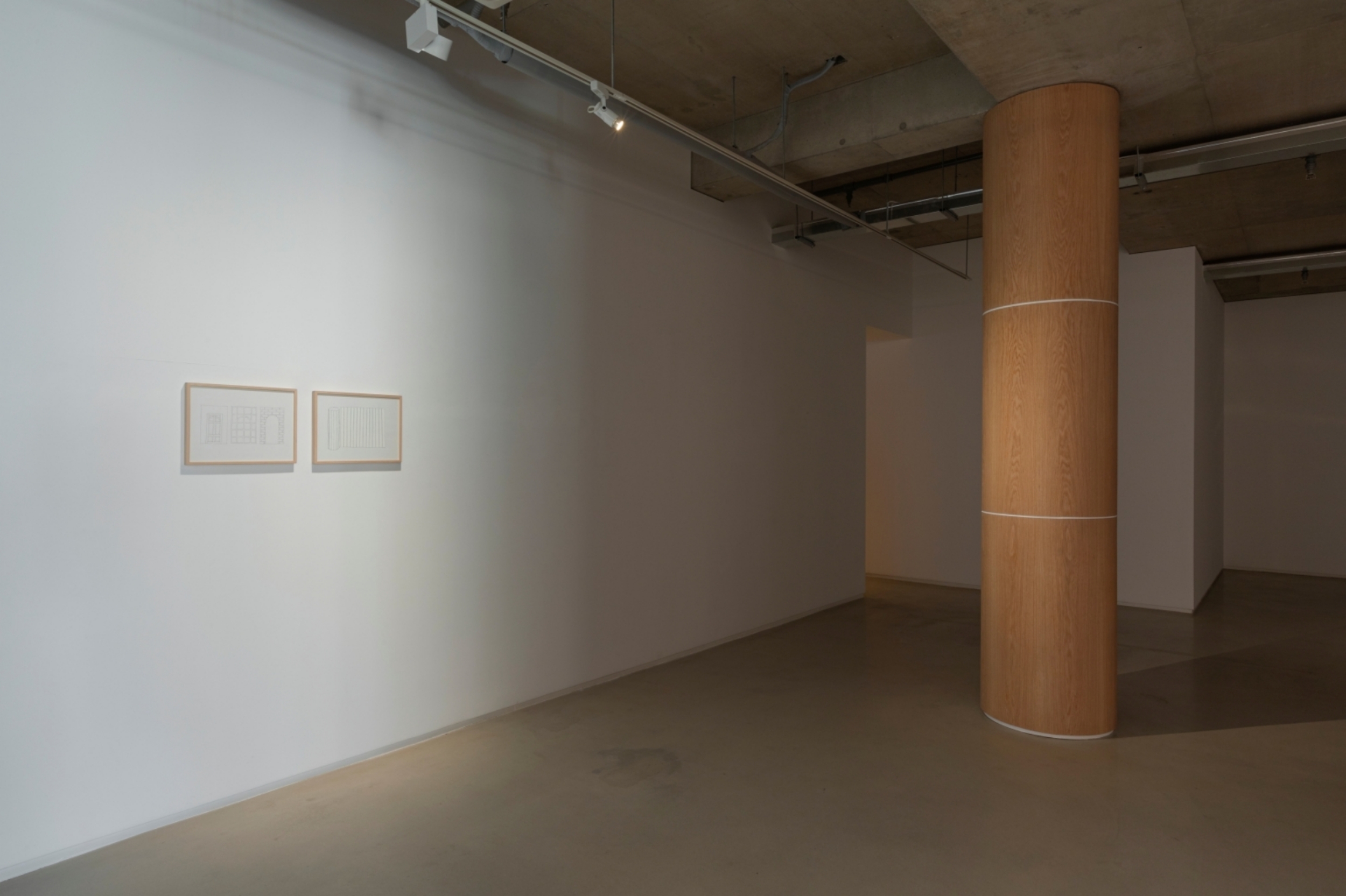 Jonggeon Lee : Three pillars and a wall